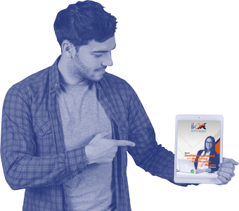 Hombre con tableta mostrando el Ebook Gestión documental para auditorías y certificación ISO 9001